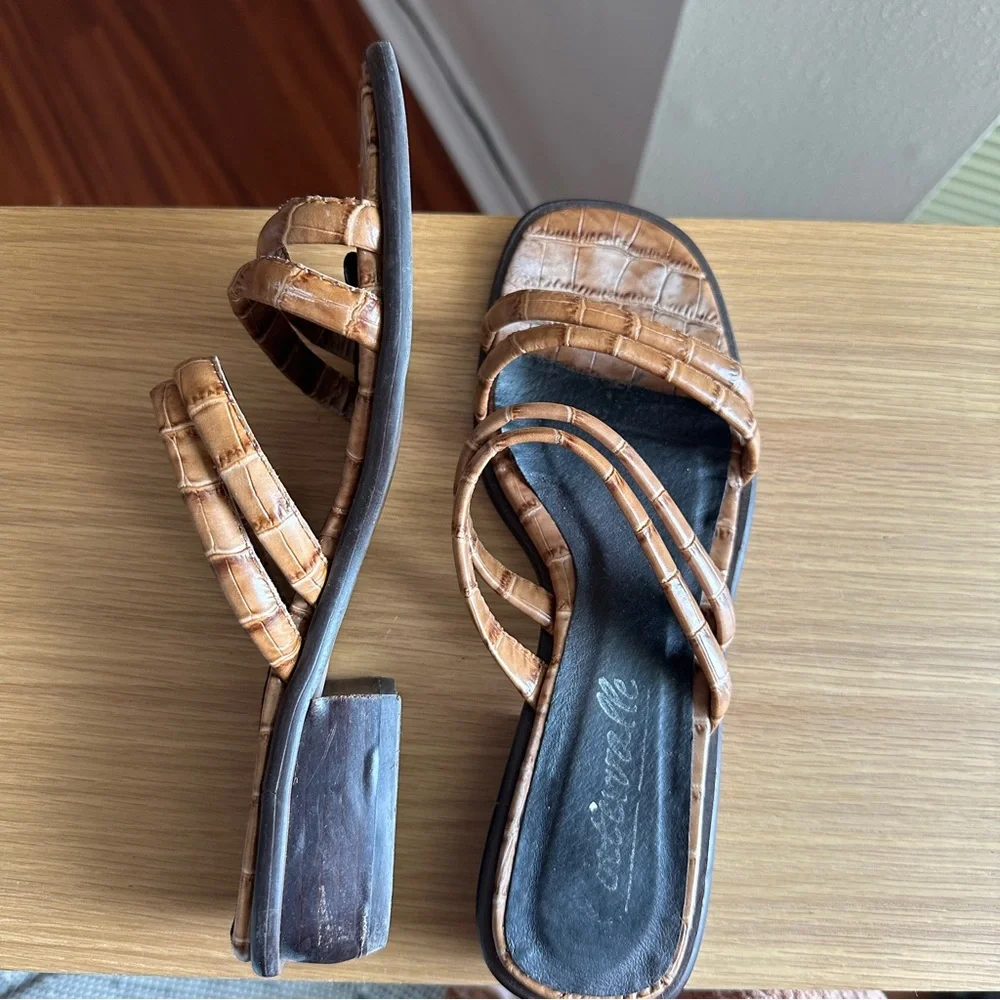 L’INTERVALLE Leather Sandals